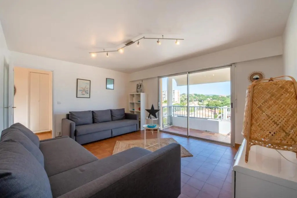 Apt with Pool 10 Min From the Beach
