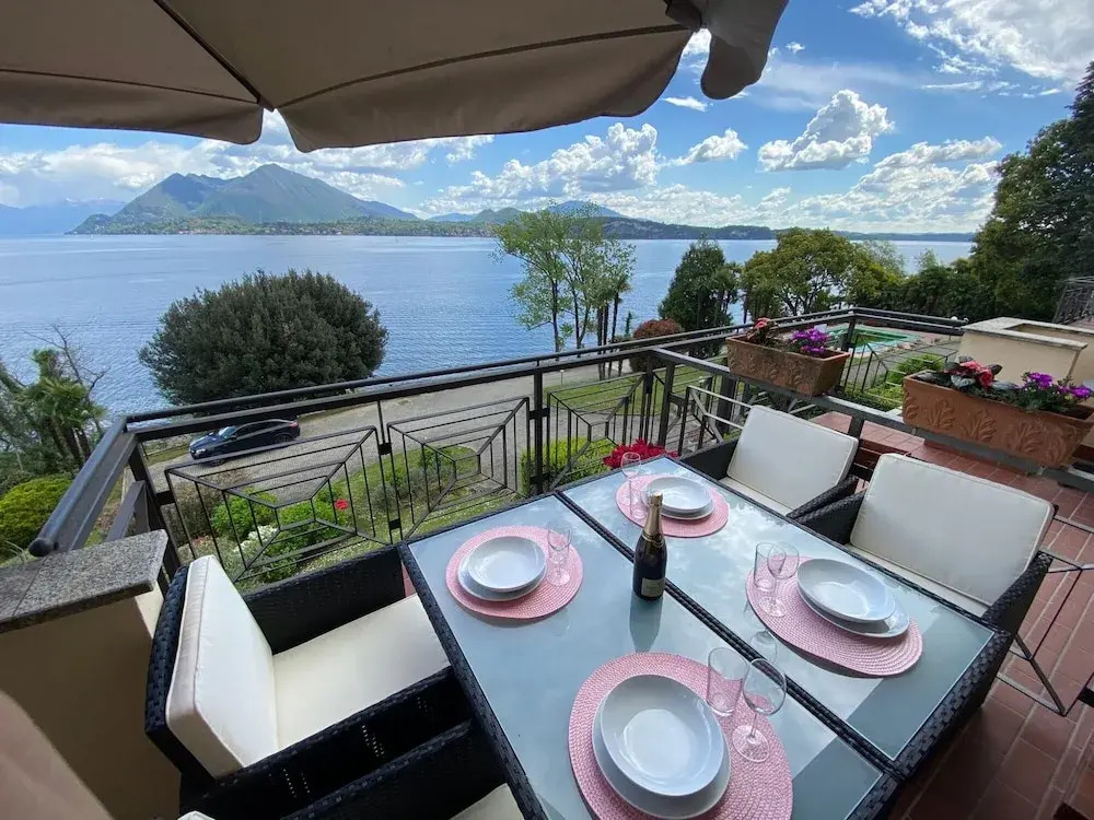 Blue Lake Apartment With Pool and Lake View
