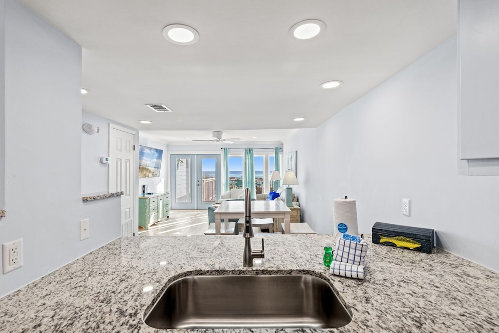 Go-jo Getaway! Coastal Comfort, 2BR Beachfront Townhouse, Sleeps 6