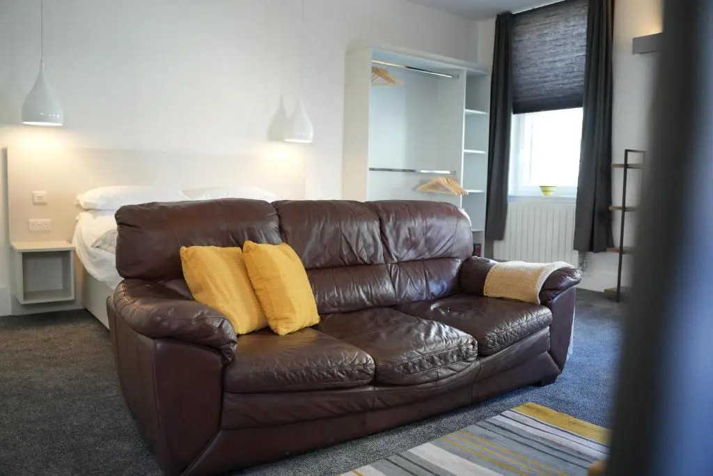 Gorgeous, Comfortable Apartment on the High Street
