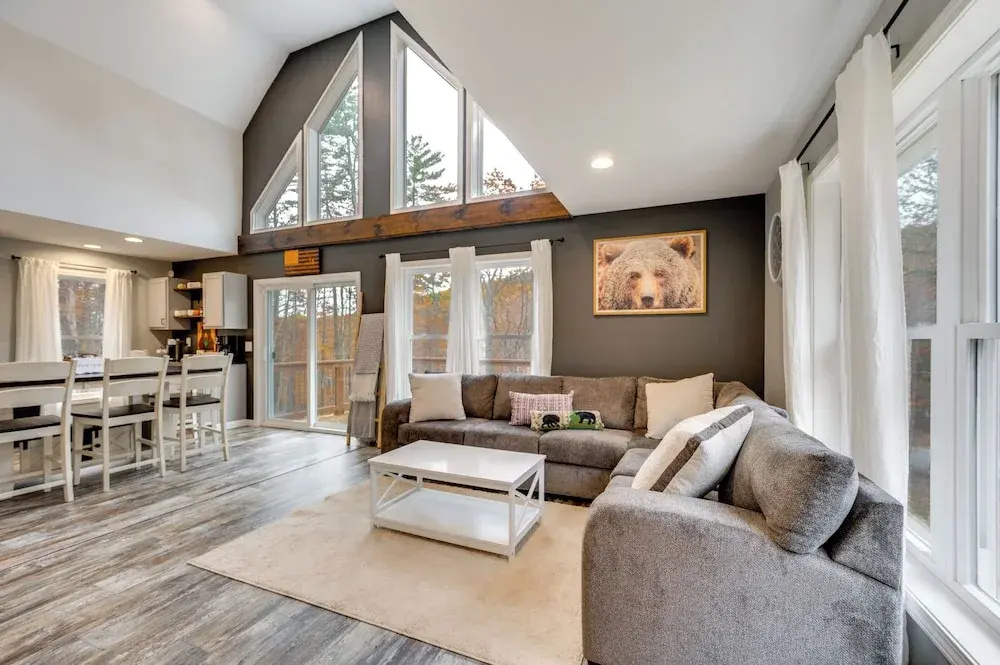 White Mtns Holiday Home! Cabin 1 Mi to Skiing