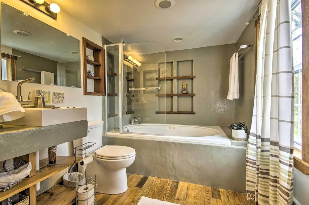 Historic Farmhouse w/ Chef's Kitchen Near Wineries