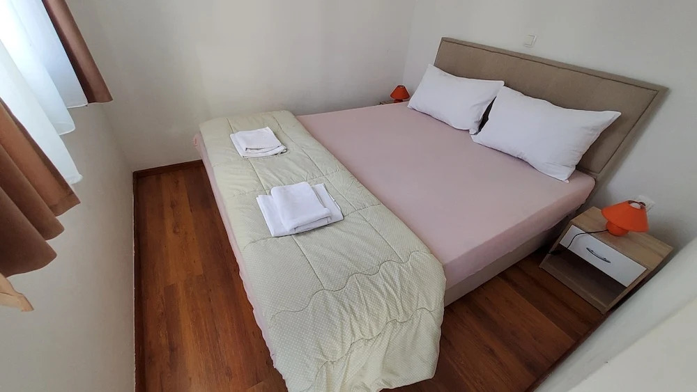 Inviting Apartment 7 Sleeps 4 Guests