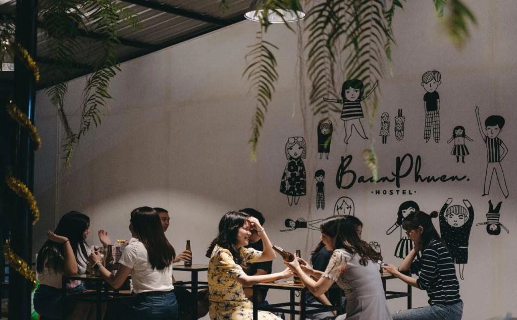 Baan Phuen Hostel & Rooftop Bar