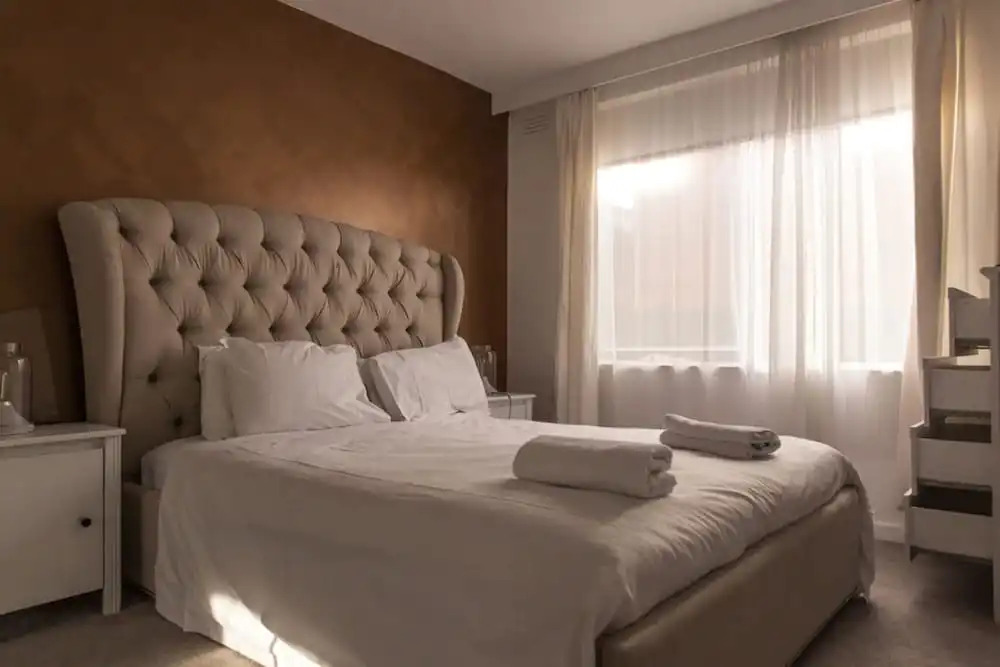 Bright And Spacious 2 Bedroom Apartment In Windsor