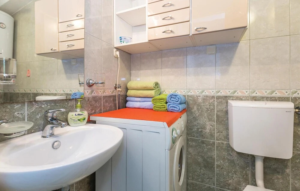 Nice Home in Makarska With Wifi and 2 Bedrooms
