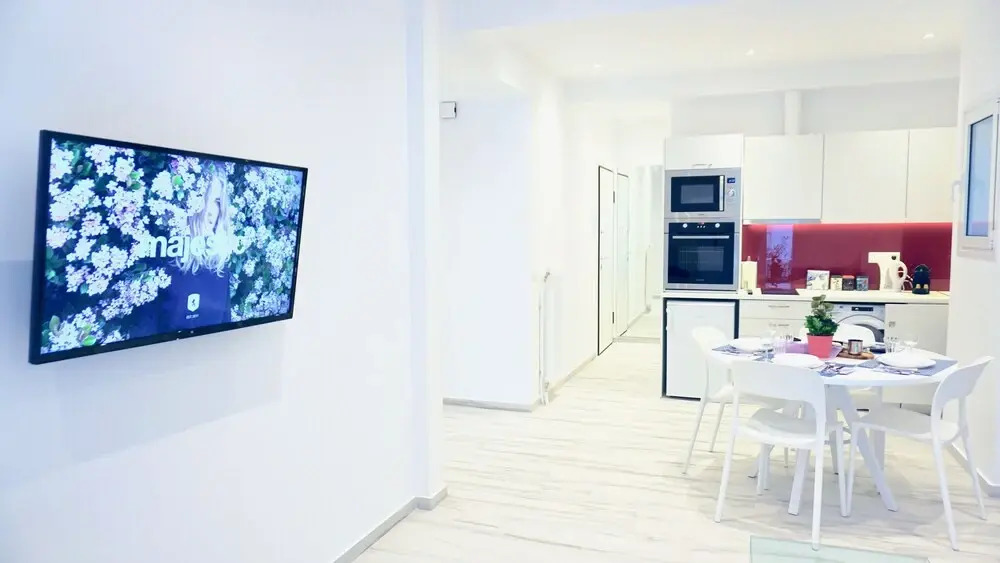 Central Bright Apt in Athens near Metro