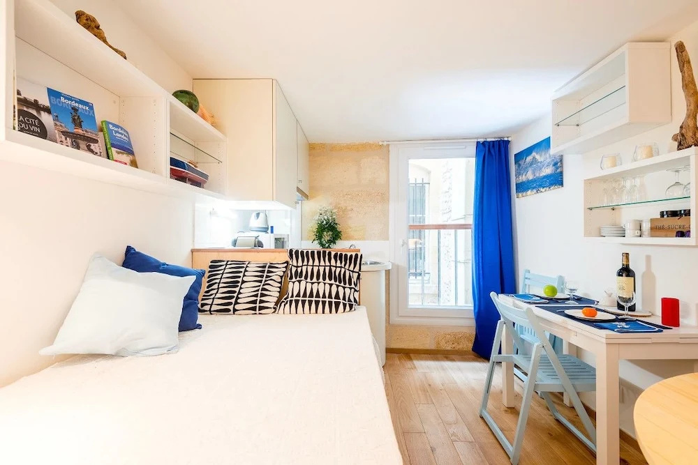A "boat Cabin" in the Heart of Bordeaux