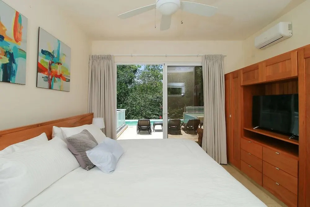4 Master Suite Villa in Casa Linda