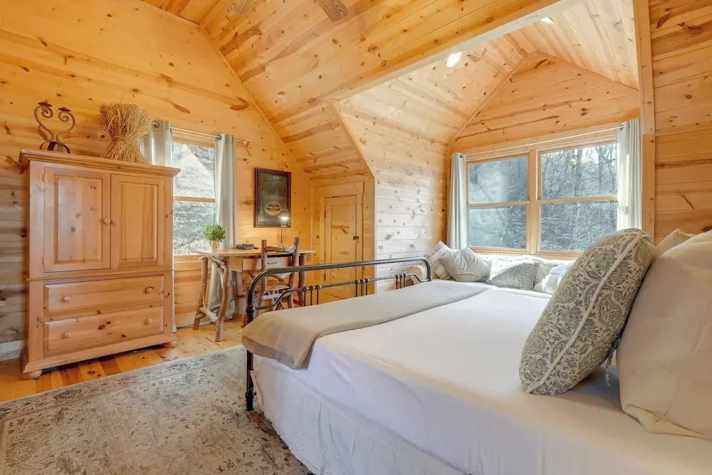 Luxe Mtn-view Cabin w/ Resort Perks in Jasper!