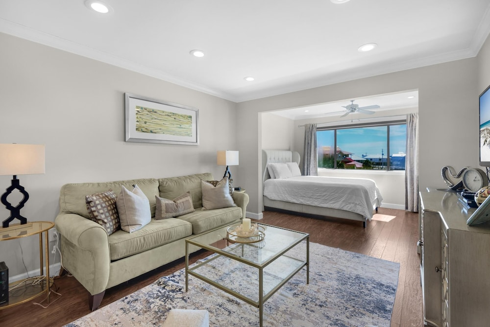 Sunset Harbor Palms 2-304
