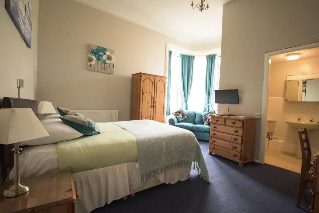 Pinegrove Hotel