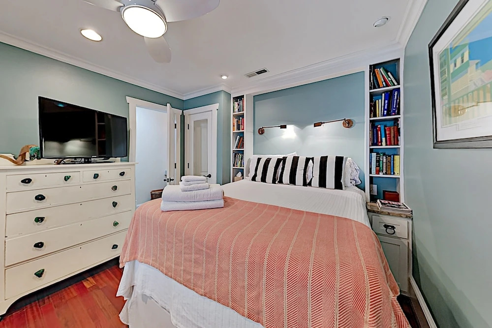 Super-chic Riverside - 2 Blocks From Water 1 Bedroom Condo