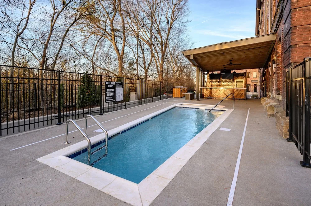 New Listing! Chic W/ Pool & Rooftop Deck 1 Bedroom Condo