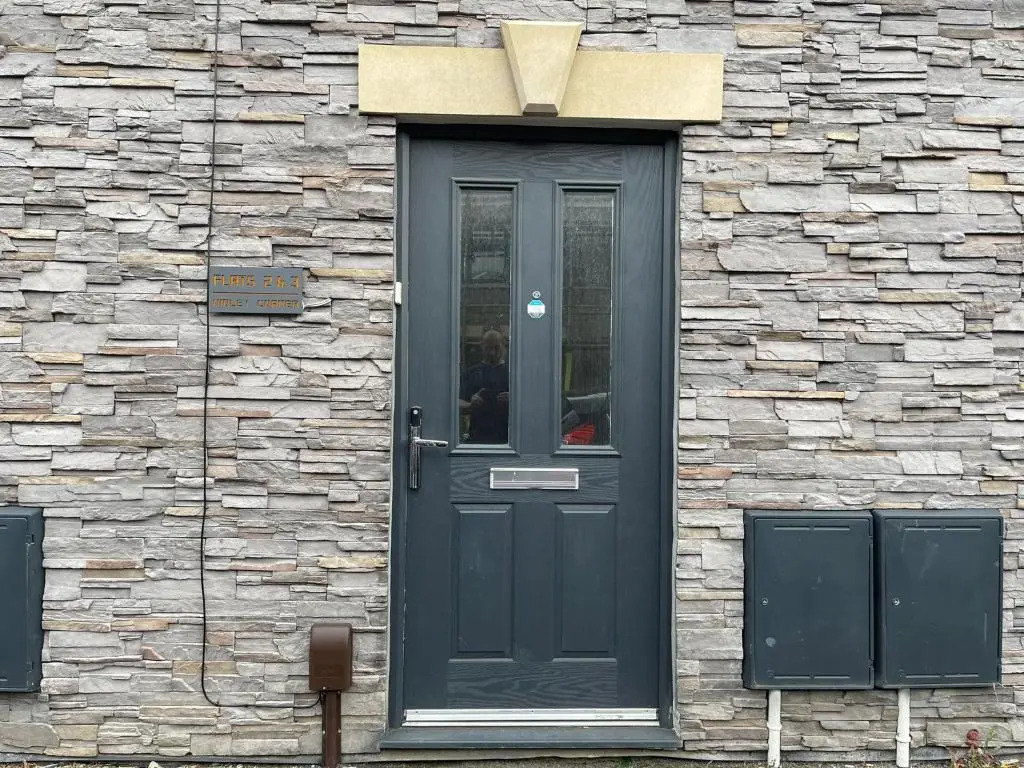 NEW Cosy & Secure - 2 Bed - Free WIFI - Modern & Functional