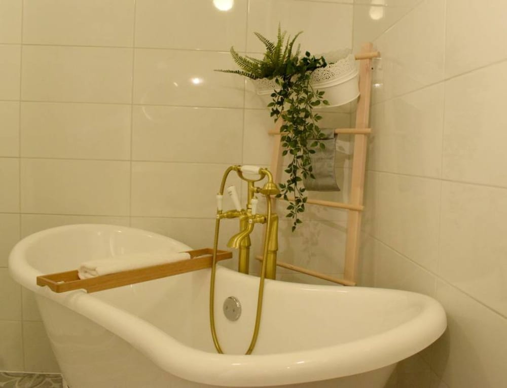 3 Bedroom Flat in Parsons Green With Roof Terrace