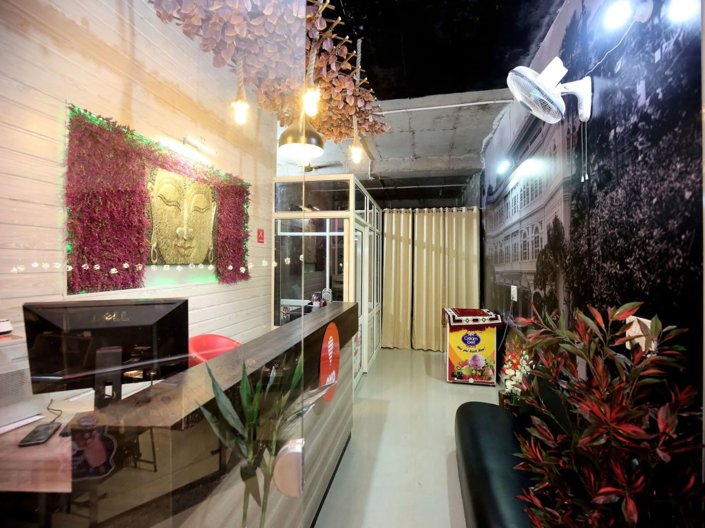 OYO 13368 Hotel Gold Star