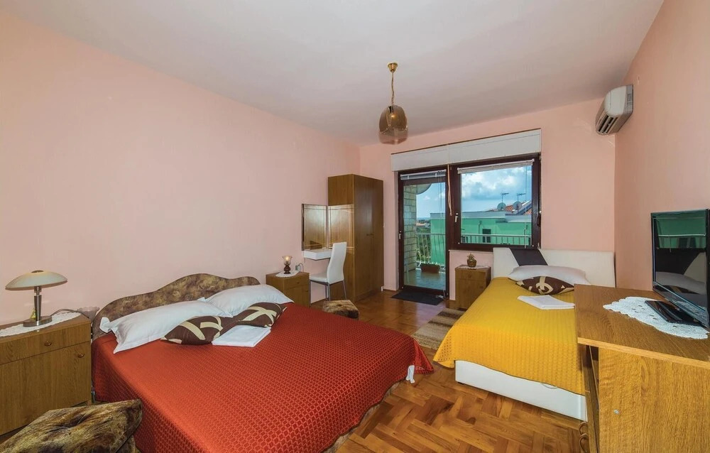 Stunning Home in Okrug Gornji With Wifi and 2 Bedrooms