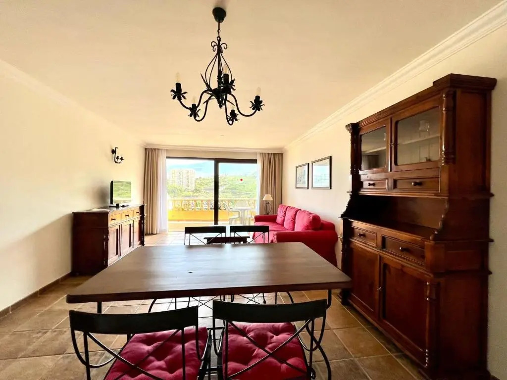 One bedroom, high floor, ocean views, pool y free wifi in all common areas