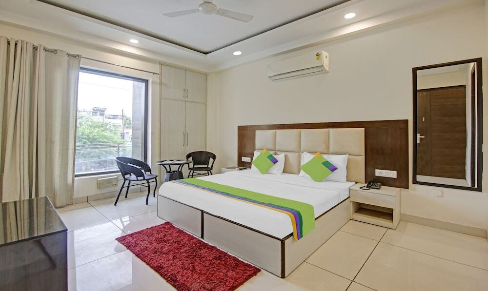 YOYO ROOMS NEAR SECTOR 16 METRO Noida