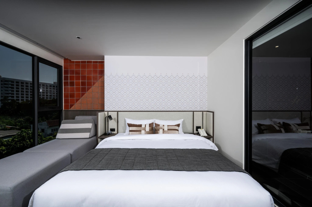 WE HOTEL RIVERFRONT