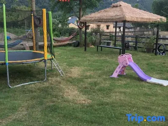 Peach Huatan Cuifengzhai Homestay, Luxian County