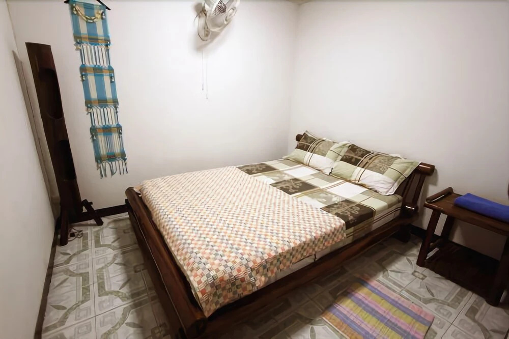 Be Beez Cafe and Guesthouse