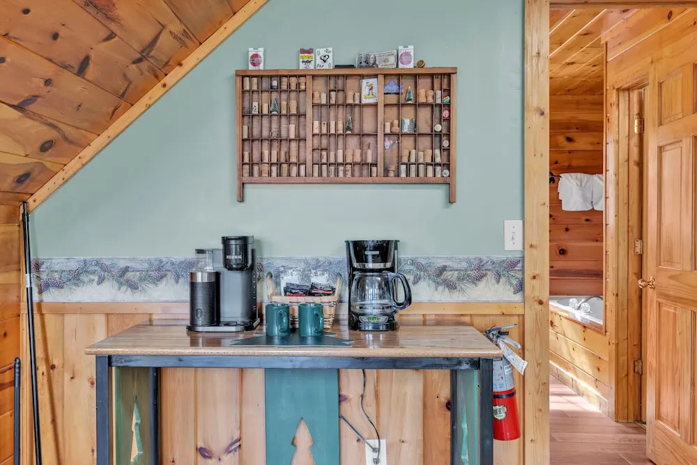 Cabin in the Woods w/ Hot Tub & Games!
