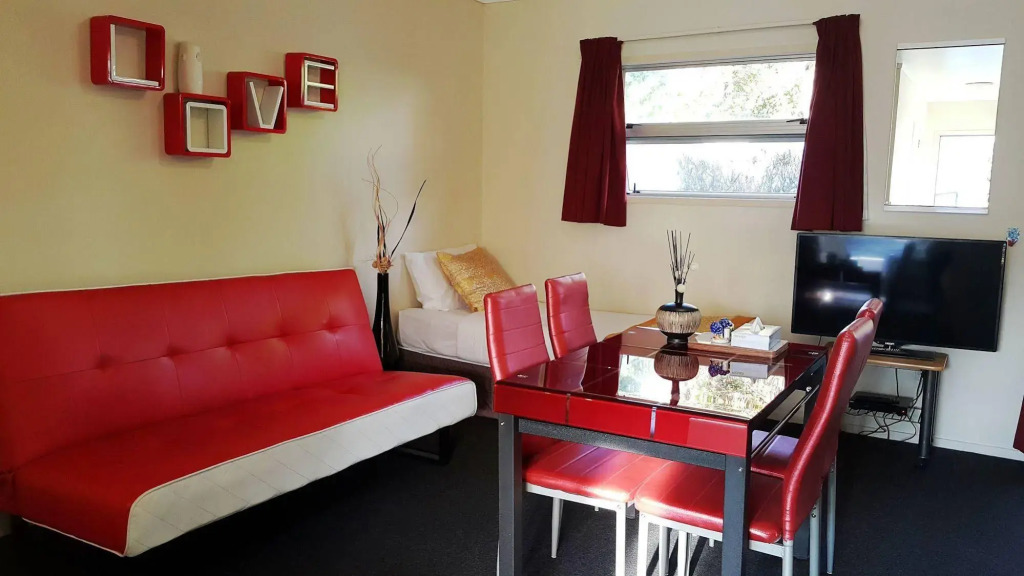 Aurora City Suites Motel