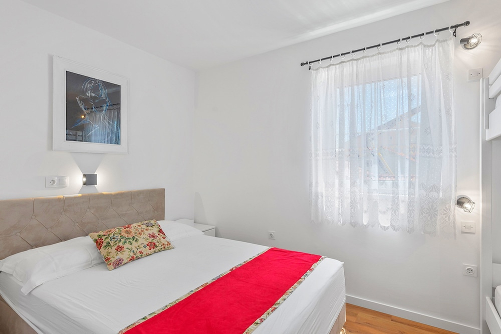 Superior Apartment Tania 6