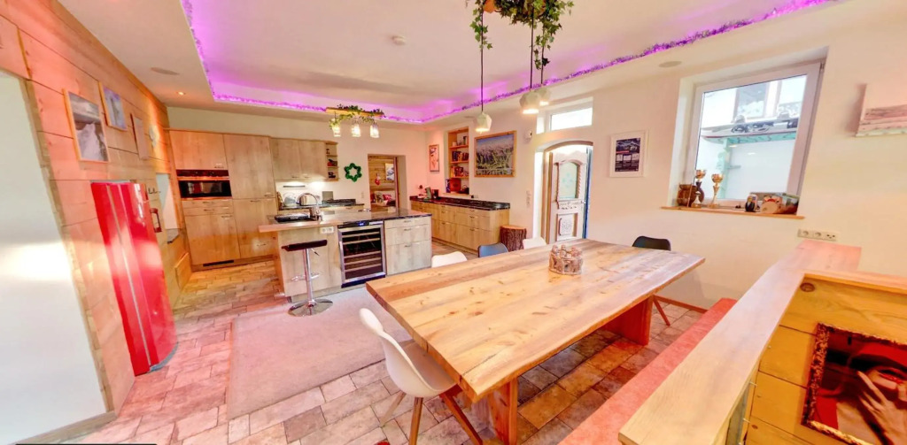 DMG - 'Large, Luxurious Ground Floor' Apartment
