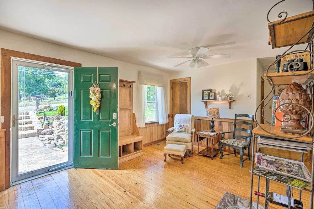 Charming Cottage < 10 Mi to Wineries & Skiing!