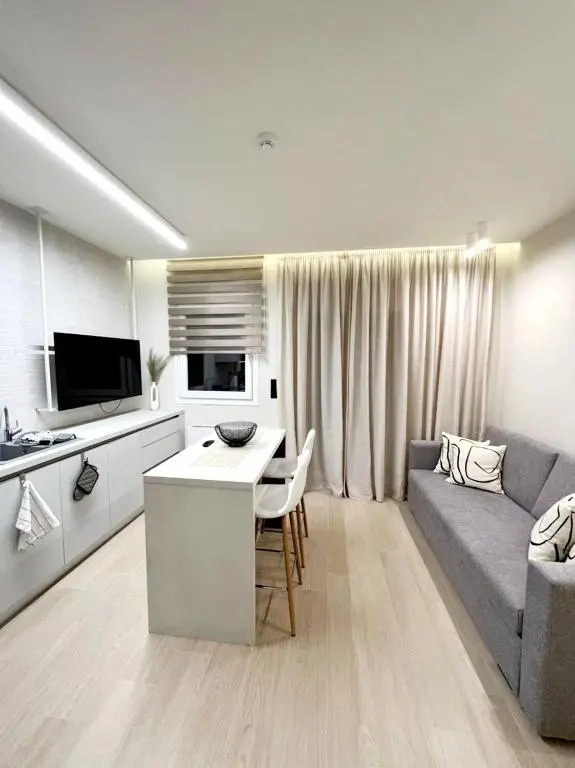 8 Blocks Apartments 4B