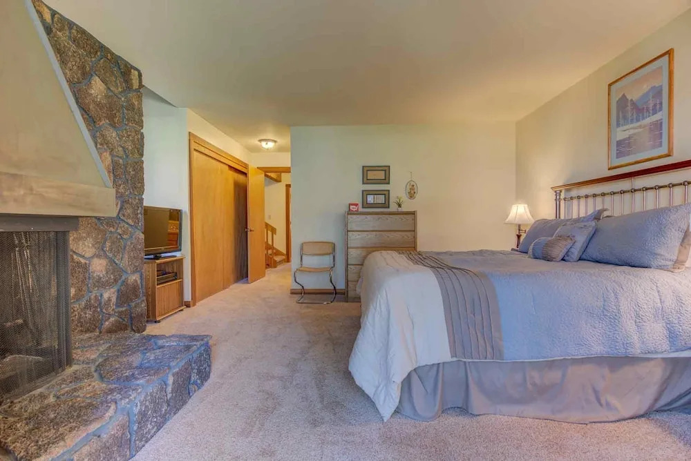 Wildflower Condo #44 by Village Properties at Sunriver