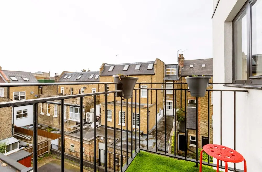 Central Flat in Londons Battersea Sleeps 6