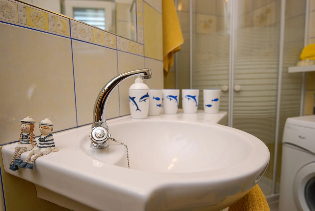 Apartment Tin - comfortable apartment near beach: A1  Ugljan, Island Ugljan