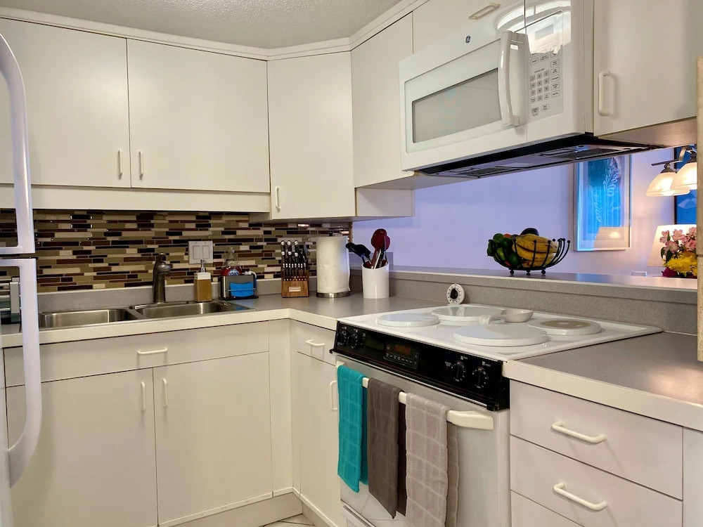 Holiday Surf And Racquet Club 403 1 Bedroom Condo by Redawning