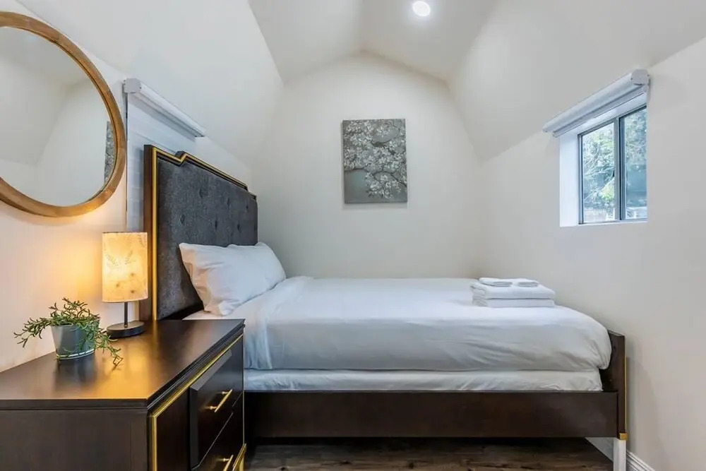 Stunning LA Luxury Retreat: Ideal for Work or Play
