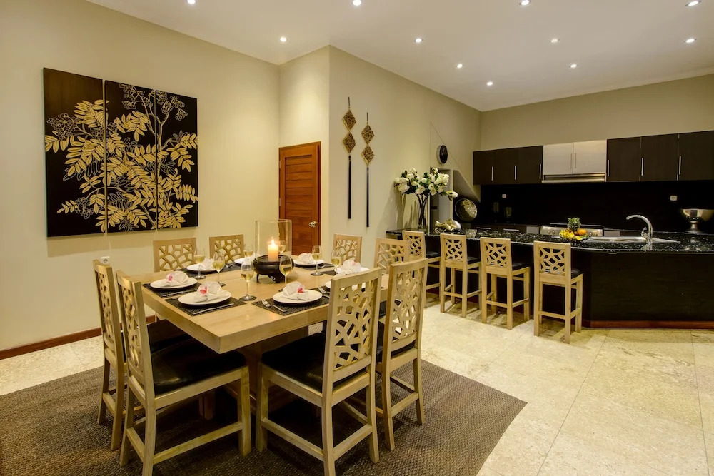 Super 4 Bed, Sleeps 8, Just 300m walk from Beach