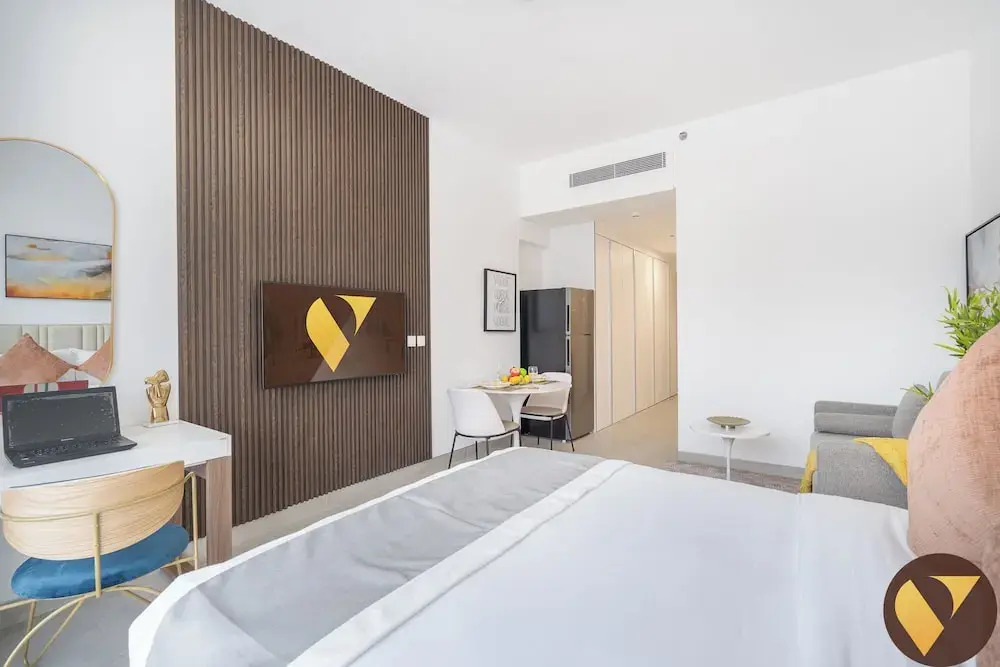 Vogue Vacation Homes, JVC Luma22 near Circle Mall, Studio Apartment with Balcony and Vibrant Community View, Access to all amenities