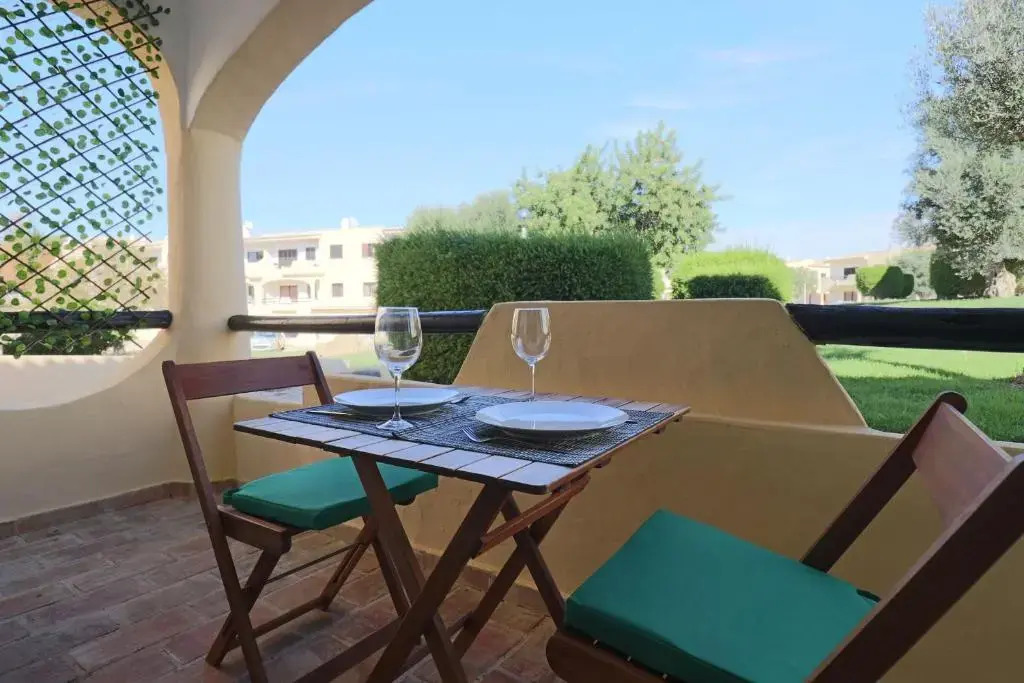 LovelyStay - Cozy 1BR Flat in Alvor with AC and Balcony