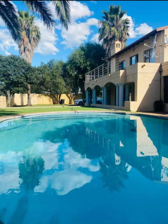 Selina Airport Lodge #Emzini