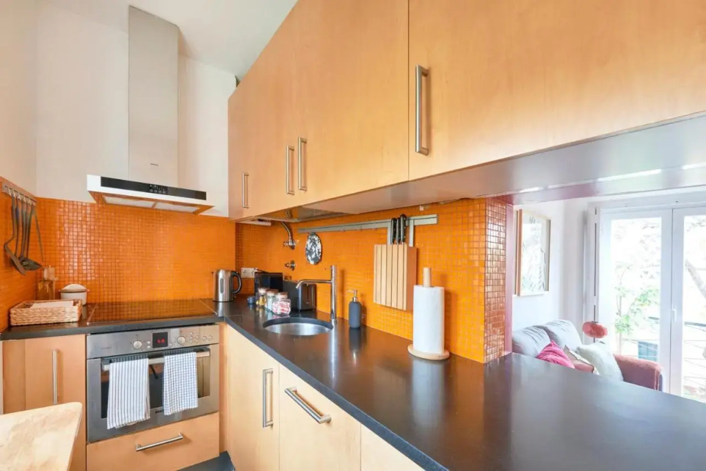Sunny Renovated Apt With AC, By TimeCooler