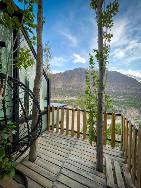 Stunning Cliff-edge 2-bedroom Chalet in Karimabad