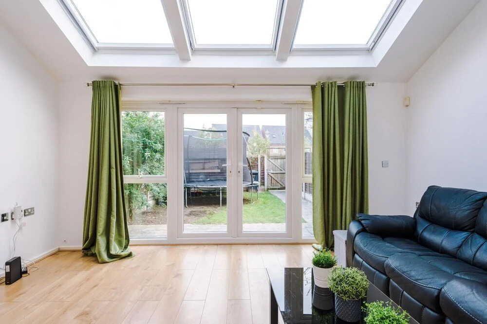 Beautiful 3-bed House in Salford,