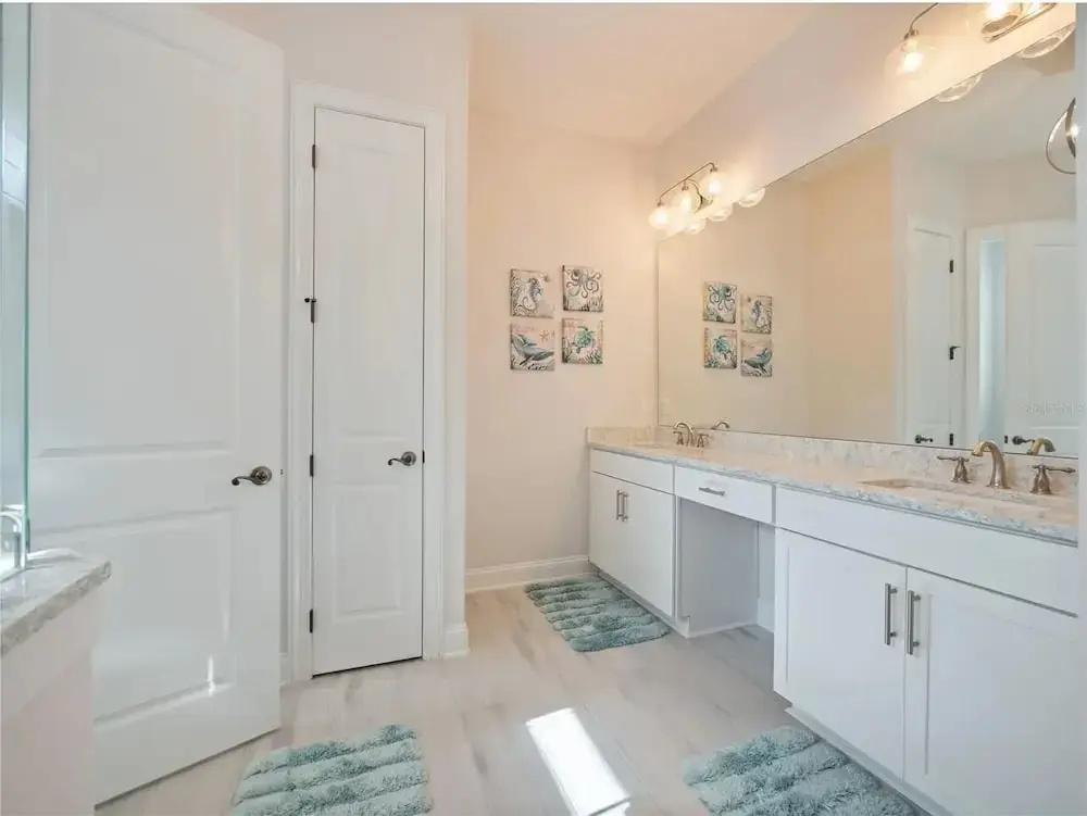 New Custom House! Private, Clean, Safe! Walk to the Beach!