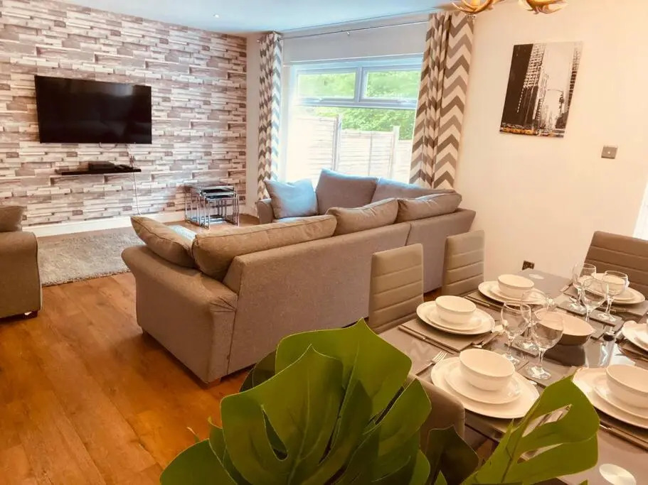 Comfy House with Parking for Multiple Vehicles