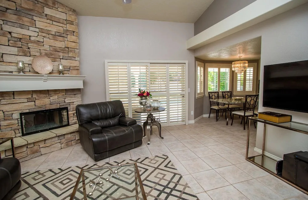 Luxury 6BR 10min to LV Strip Sleeps 20