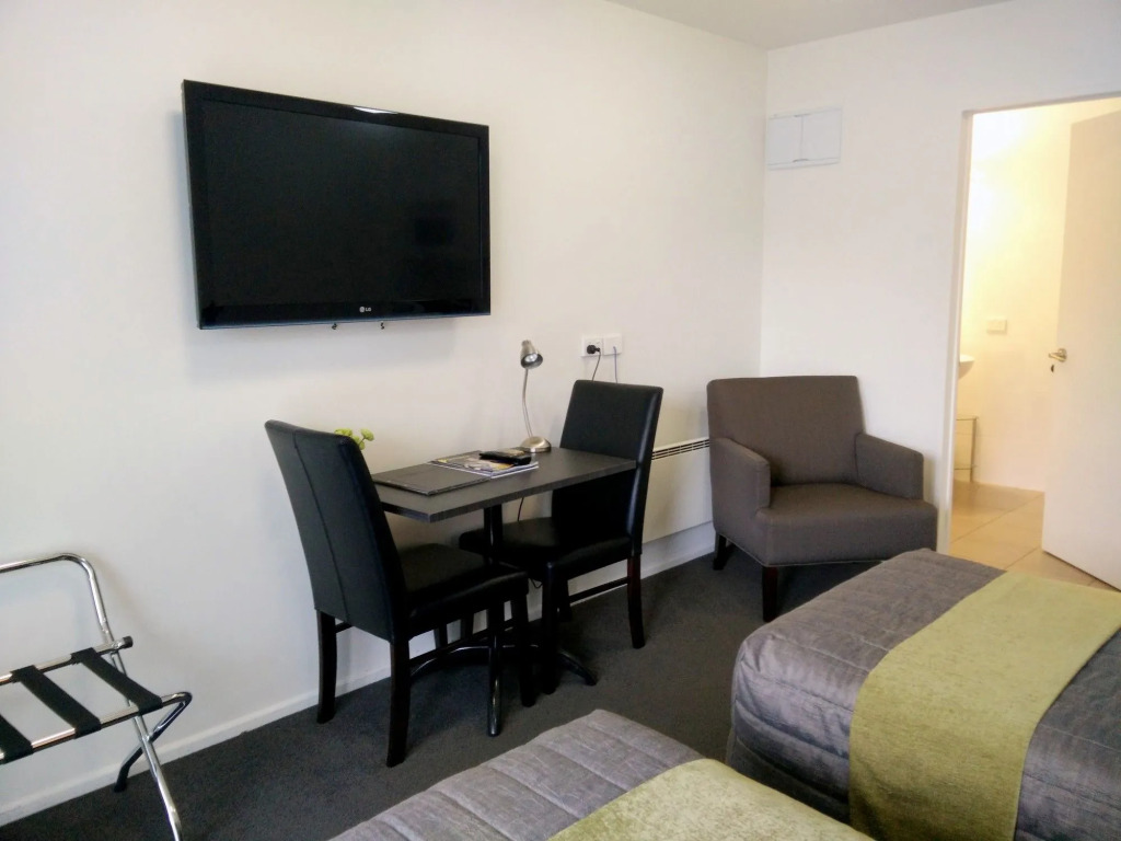 Airport Palms Motel