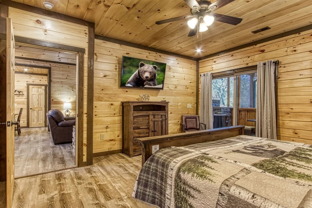 ERN823 - EAGLE FALLS - GREAT LOCATION WITH PRIVATE HEATED INDOOR POOL! CLOSE TO TOWN! cabin